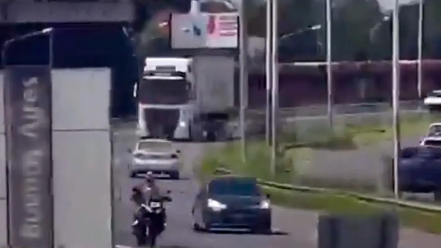 La mujer ignoró las advertencias de los policías. Se investigan las causas del hecho.