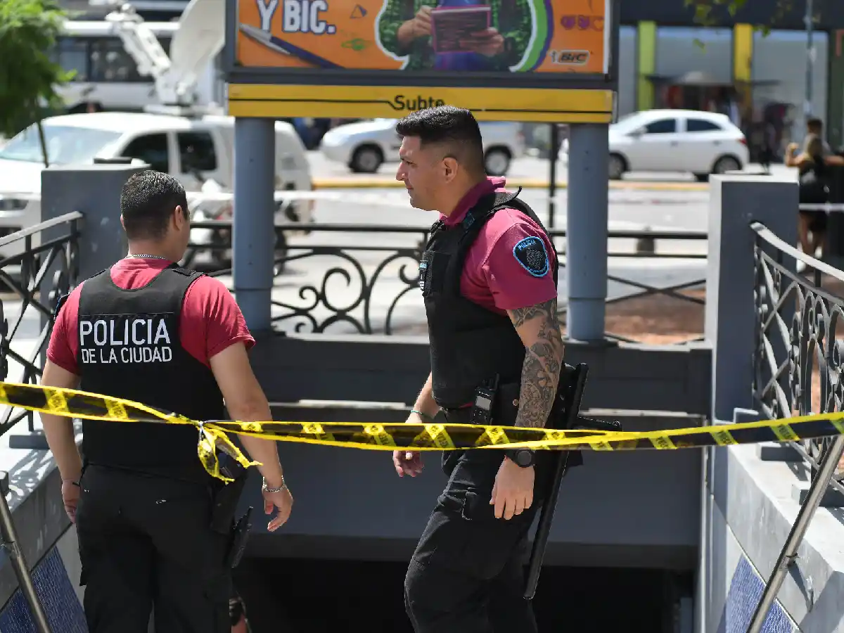 Caos en la estación de Retiro: una policía murió tras ser baleada 