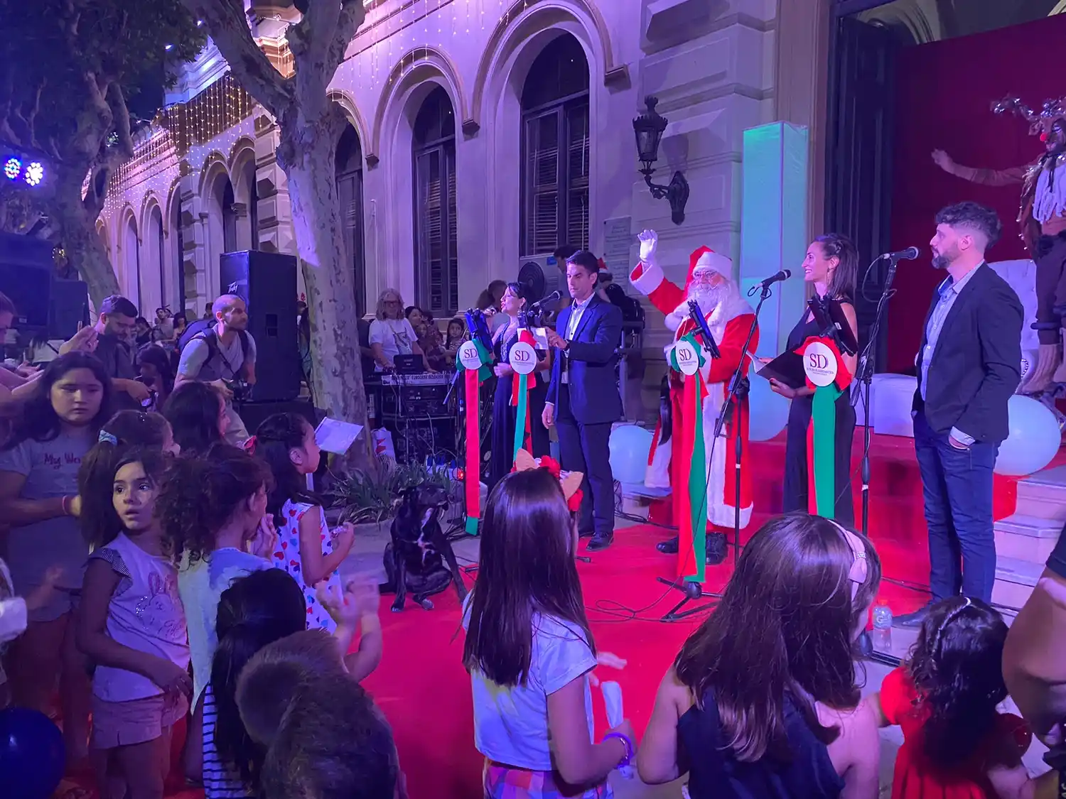Largas filas para saludar a Papá Noel, previo a la Nochebuena