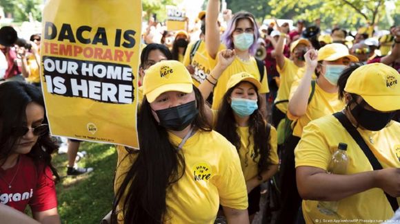 DACA: el programa que arropa a miles de migrantes en EE.UU. y acaba de ser declarado «ilegal»