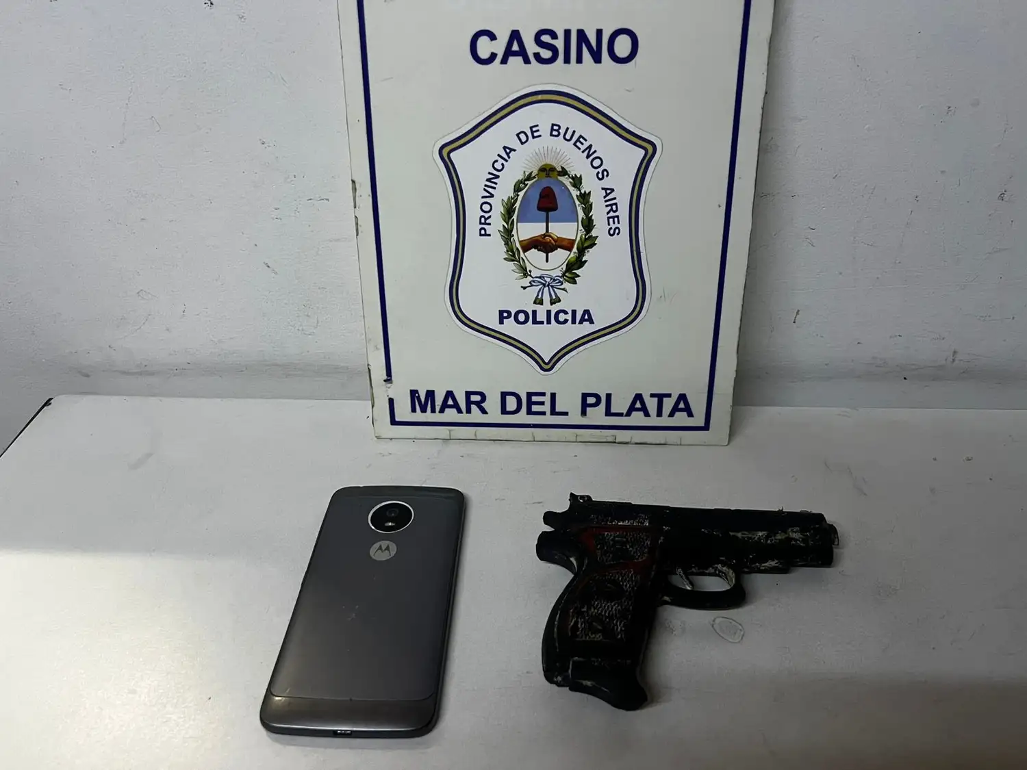 Los agentes recuperaron un teléfono celular que había sido robado del local. Además, al segundo involucrado, de 25 años, le encontraron un arma de utilería de plástico entre sus pertenencias.