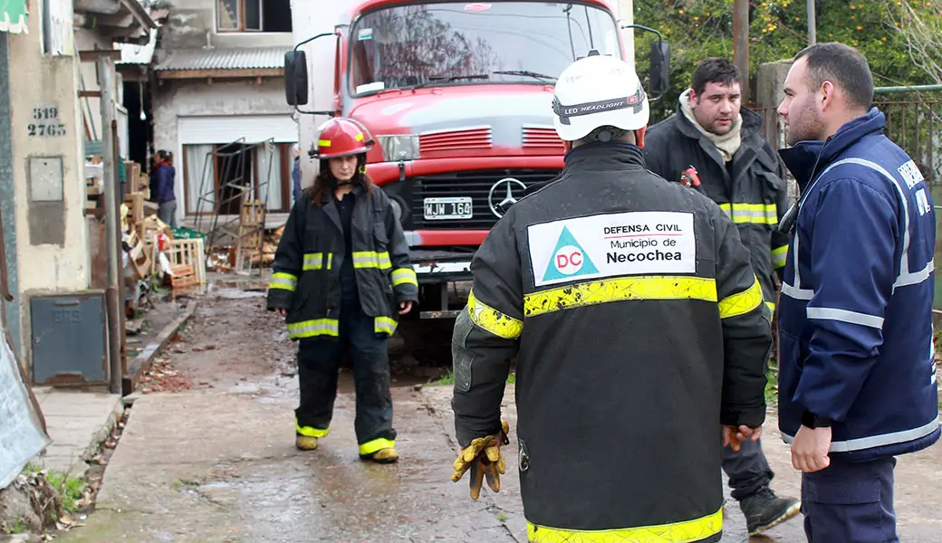 El fuego destruyó un departamento y una vivienda en Quequén