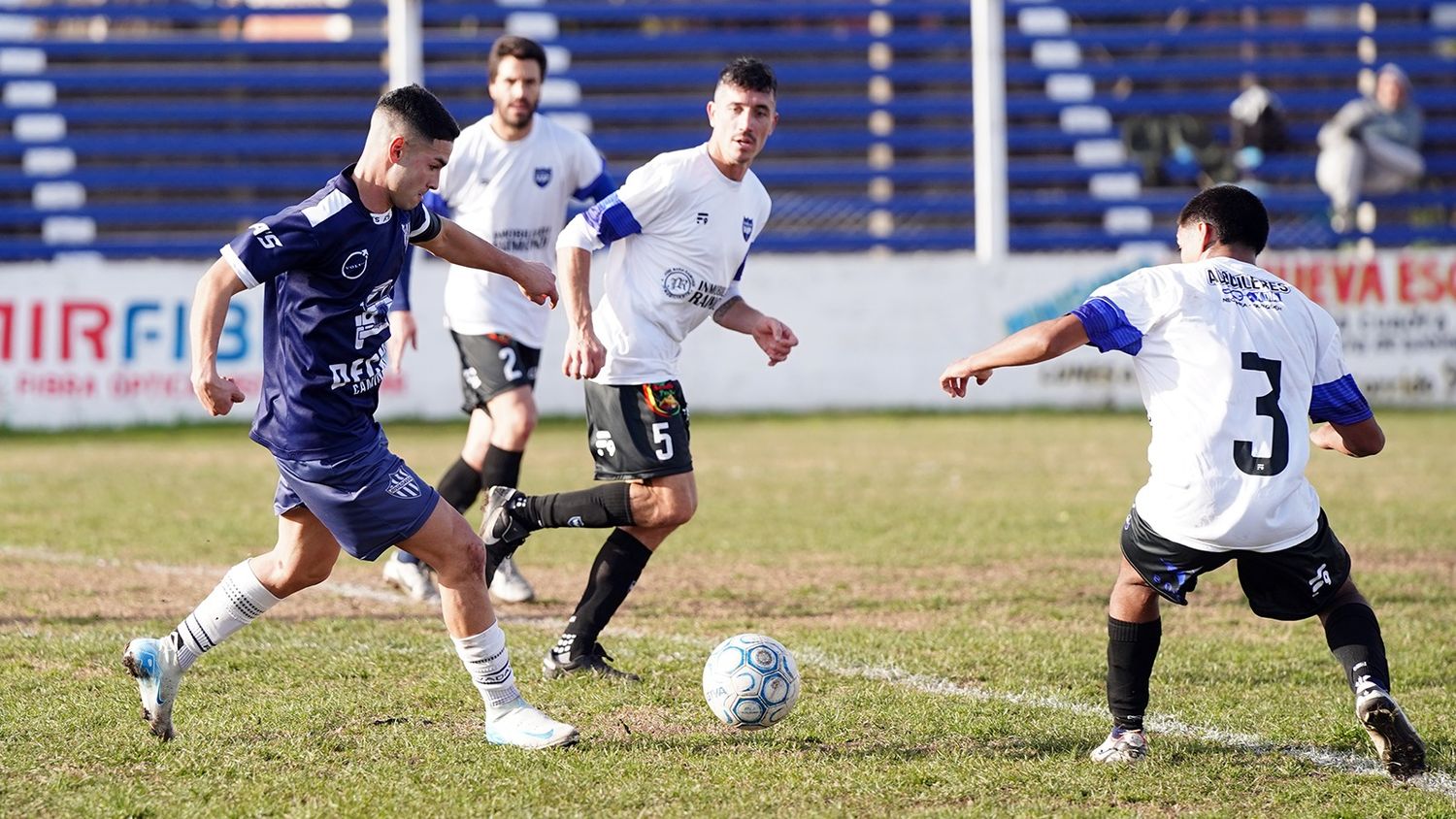 Agustín Alaniz, autor de un gol avanza ante David Del Rey y Francisco Ortiz