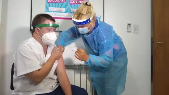 Un camillero de Daireaux es la primera persona con síndrome de down en ser vacunada contra el Coronavirus en el país