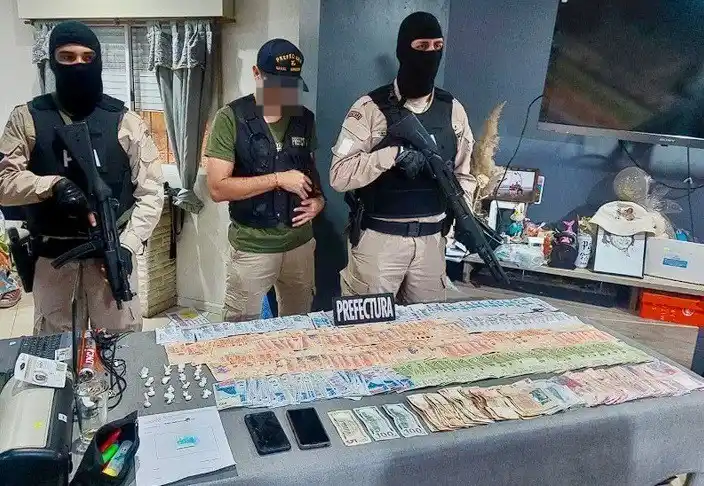 Durante el operativo se secuestró una importante cantidad de dinero.
