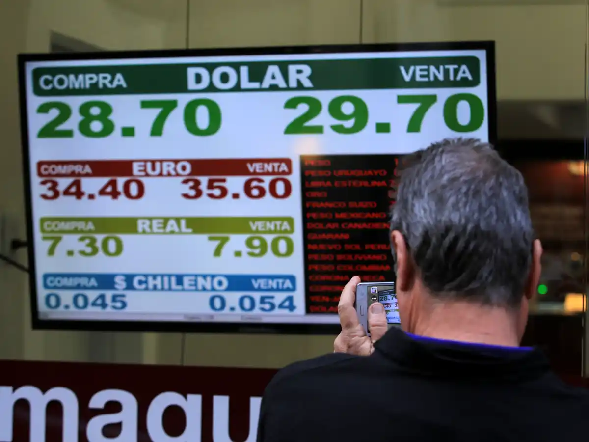 El dólar trepó a $29,57 y marcó otro récord 