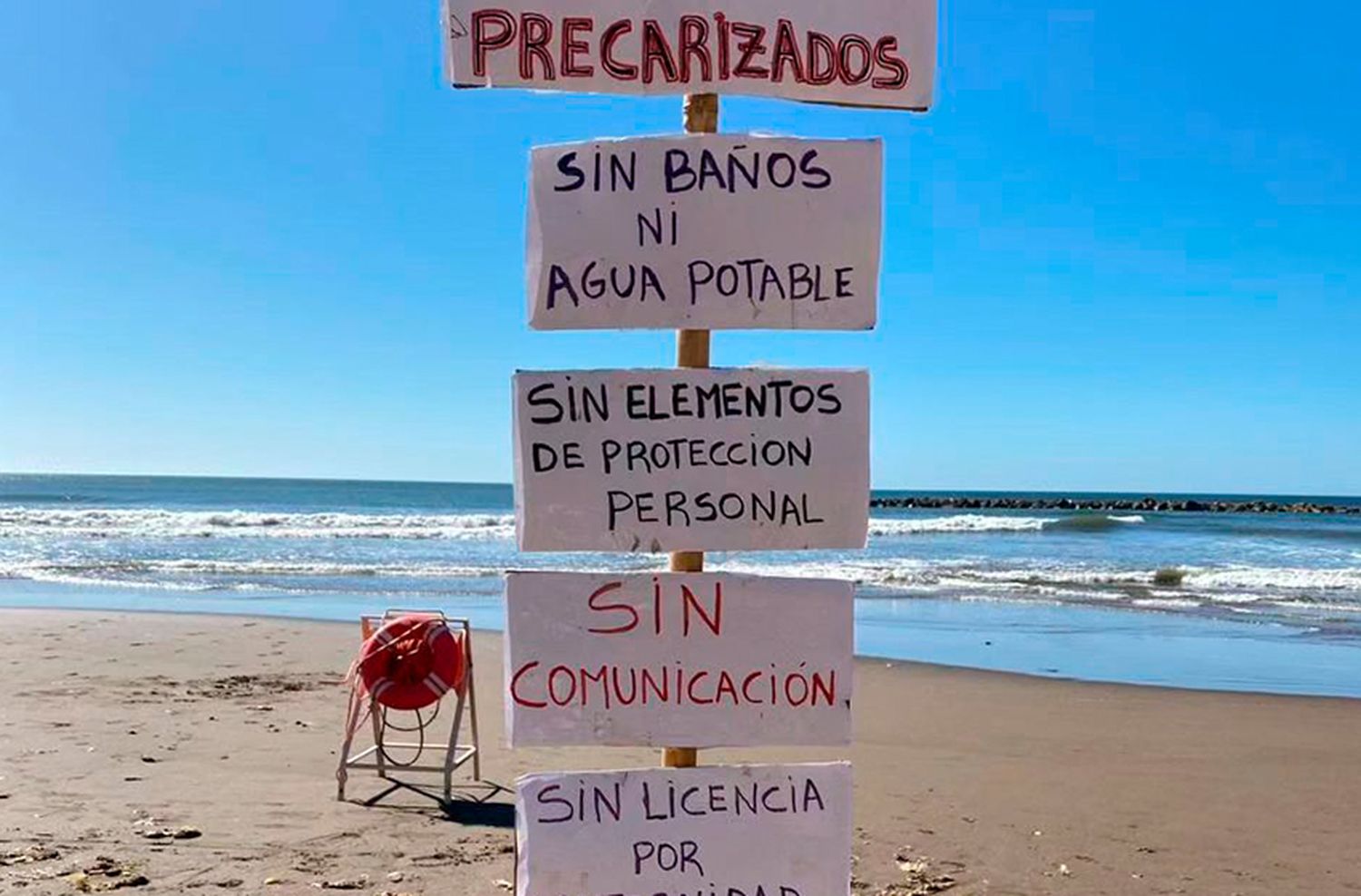 Guardavidas retiraron las banderas del estado del mar en las playas de Mar del Plata