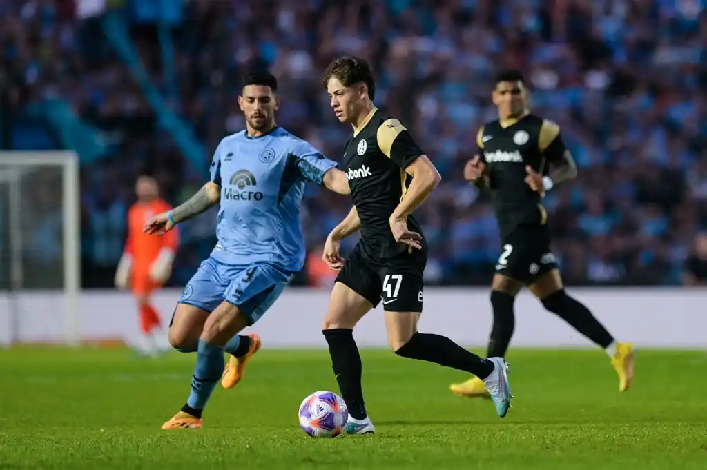 Giay conduce la pelota ante la presencia de Passerini.