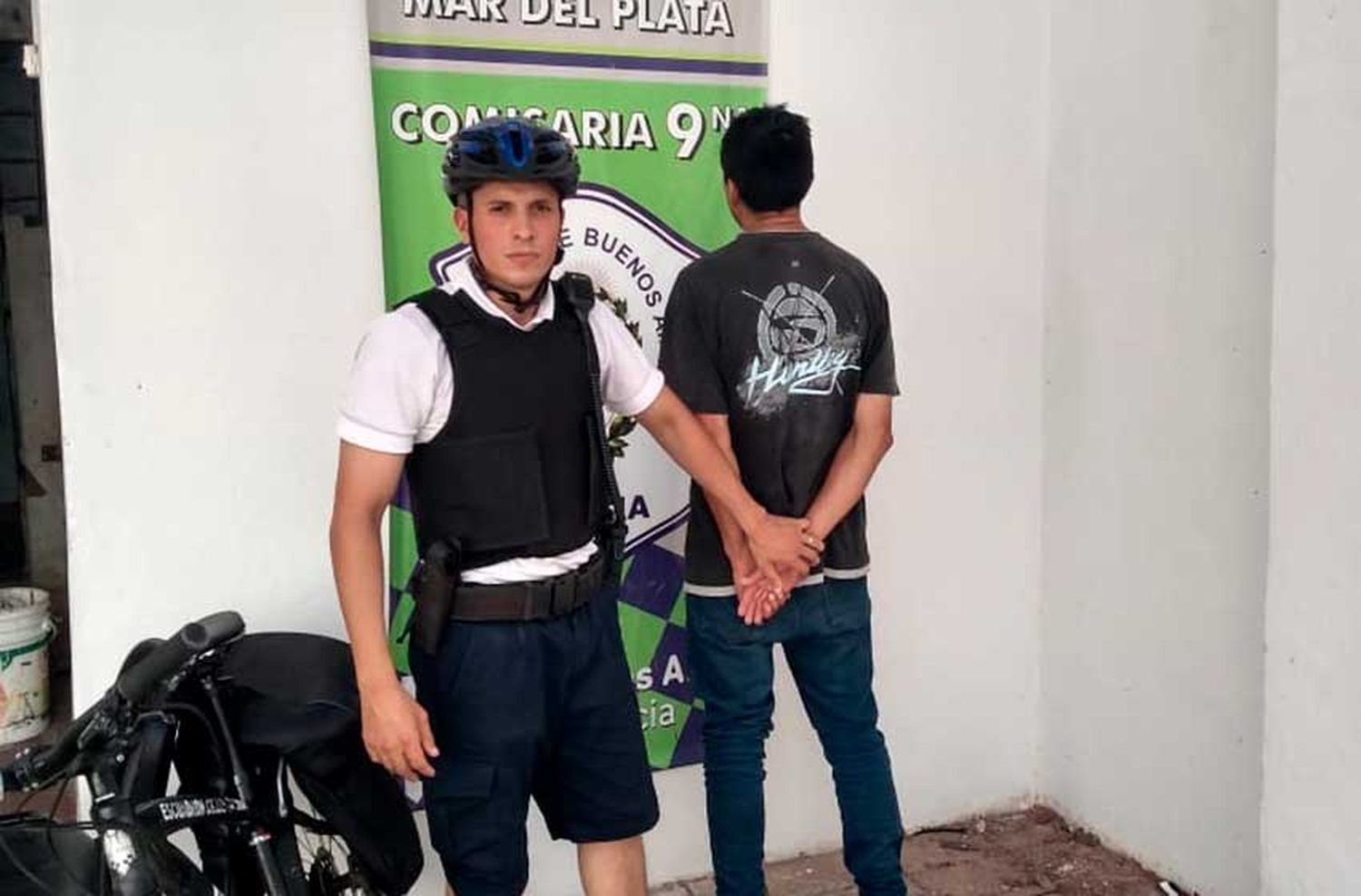Un trapito le exigió $100 a una mujer para estacionar en la costa