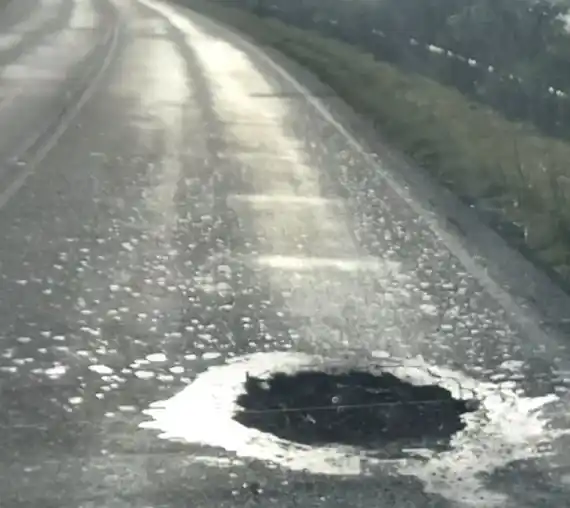 Ruta Provincial 16: Un bache que pide reparación urgente