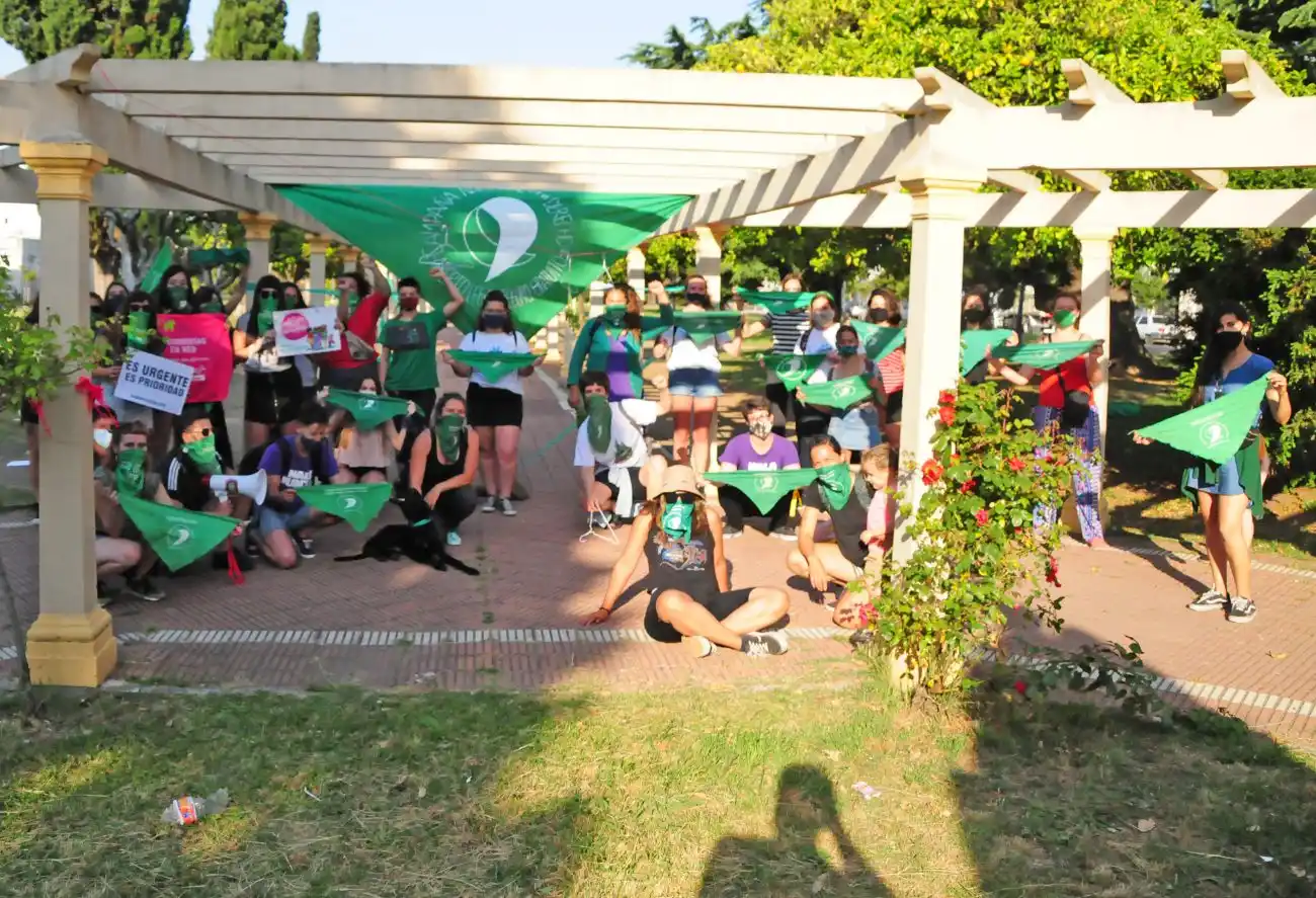 Realizaron una intervención artística por  la legalización del aborto frente al Hospital