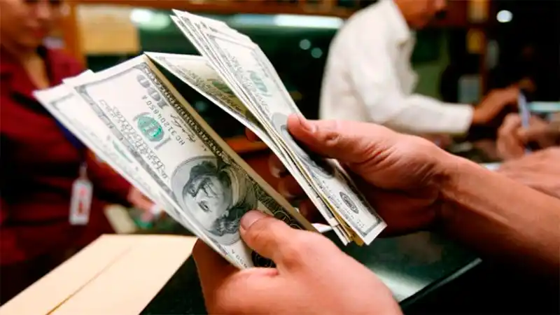 El dólar escaló 53 centavos y el Central intervino para frenarlo