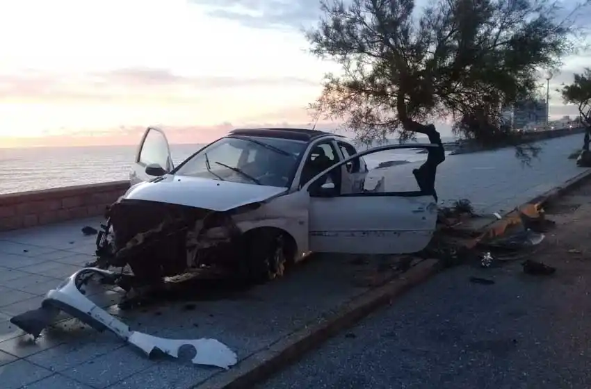 Embistió un paredón y un árbol y abandonó su auto