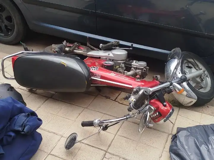 La motocicleta en la que se movilizaba el joven herido.