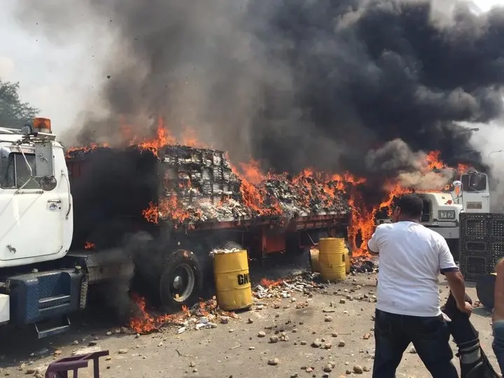 Incendiaron tres camiones que llevaban ayuda humanitaria a Venezuela