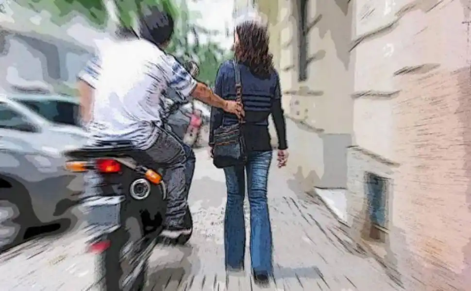Fue golpeada y arrastrada por un motochorro