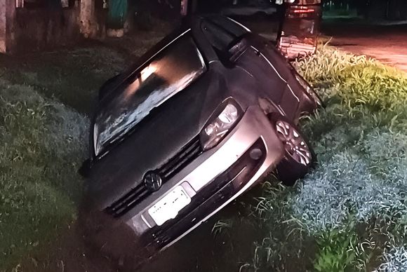 Robaron un auto y lo abandonaron tras caer en una zanja