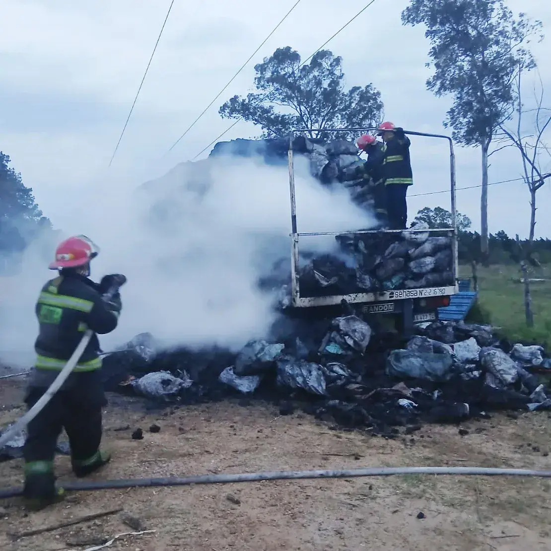 Incendio afectó a dos acoplados cargados con carbón