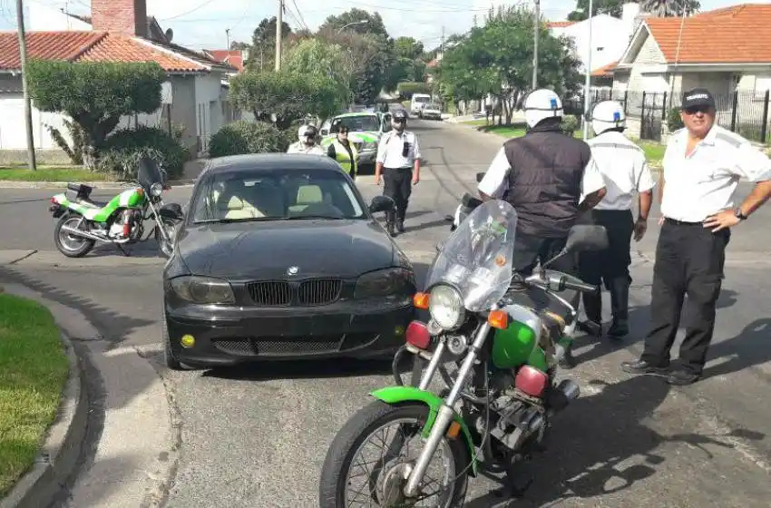 Un juez y su hijo protagonizaron un escándalo con agentes de Tránsito
