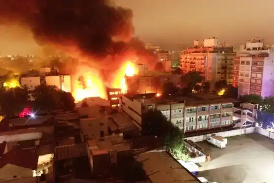 El incendio de una distribuidora generó pánico en el macrocentro de Mar del Plata