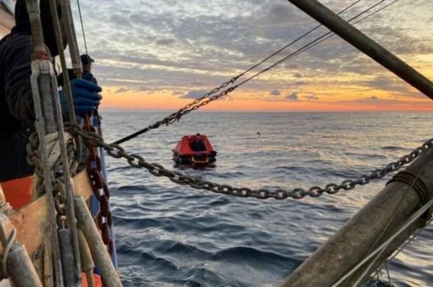 El hombre fue encontrado por un barco canadiense.