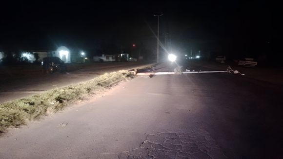Camioneta chocó contra un poste de alumbrado en ruta 1001 y Crucero General Belgrano
