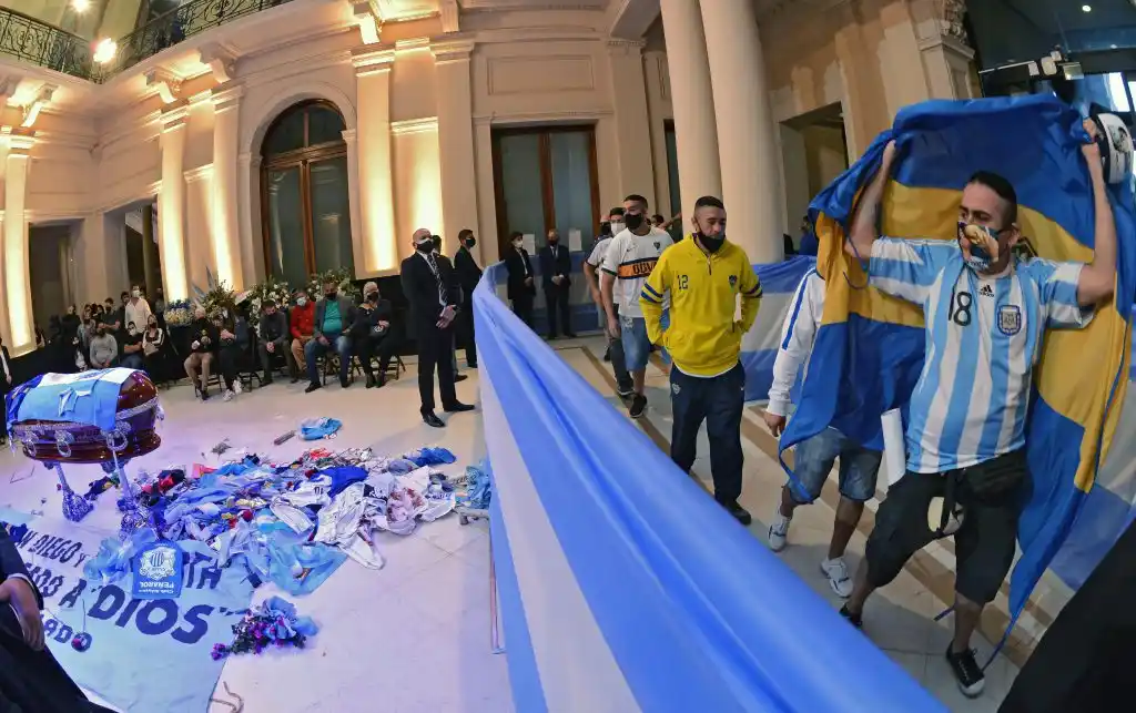 Diego, prenda de unidad: todas las camisetas y todas las banderas en su despedida