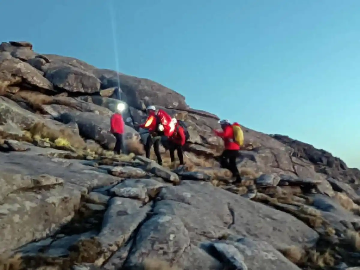 Bajaron en helicóptero a una mujer de 60 años y a 4 jóvenes varados en el Cerro Champaquí