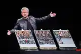 Jensen Huang, CEO y cofundador de Nvidia, en la Computex 2025 en Taipei, junto a los equipos que fabrica para dar vida a la IA (I-Hwa Cheng / AFP)