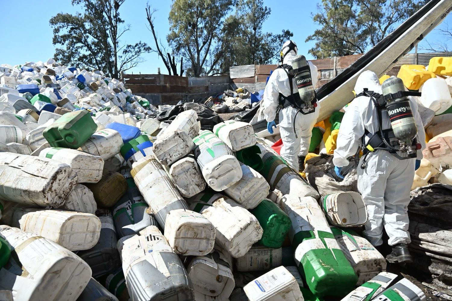 La provincia detectó irregularidades en un establecimiento clandestino de envases fitosanitarios en Pérez