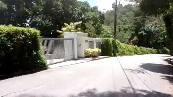 ¡DECADENCIA TOTAL! Se metieron en su casa, lo estrangularon y casi matan a la esposa