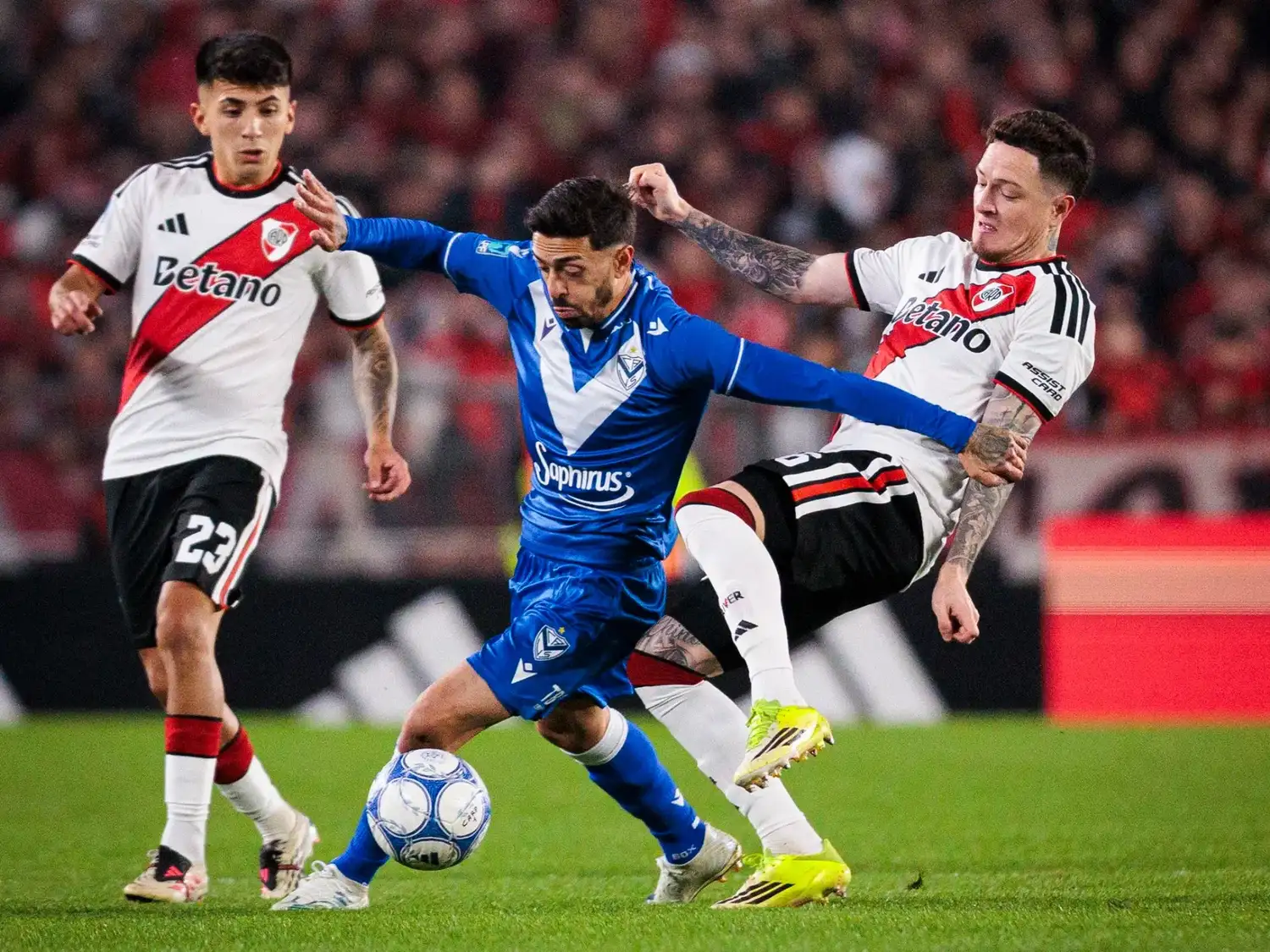 Lanzini, entre Almada y Moreno.