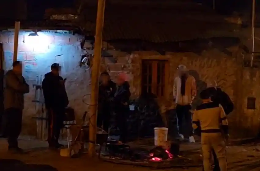 Matan a un hombre de un disparo en el pecho: estaba comiendo un asado junto a otras personas