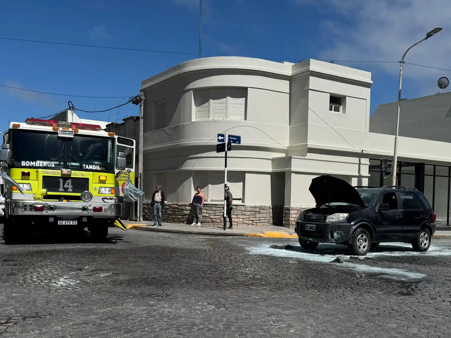 Bomberos trabajaron en el incendio de un vehículo en Pinto y Chacabuco.