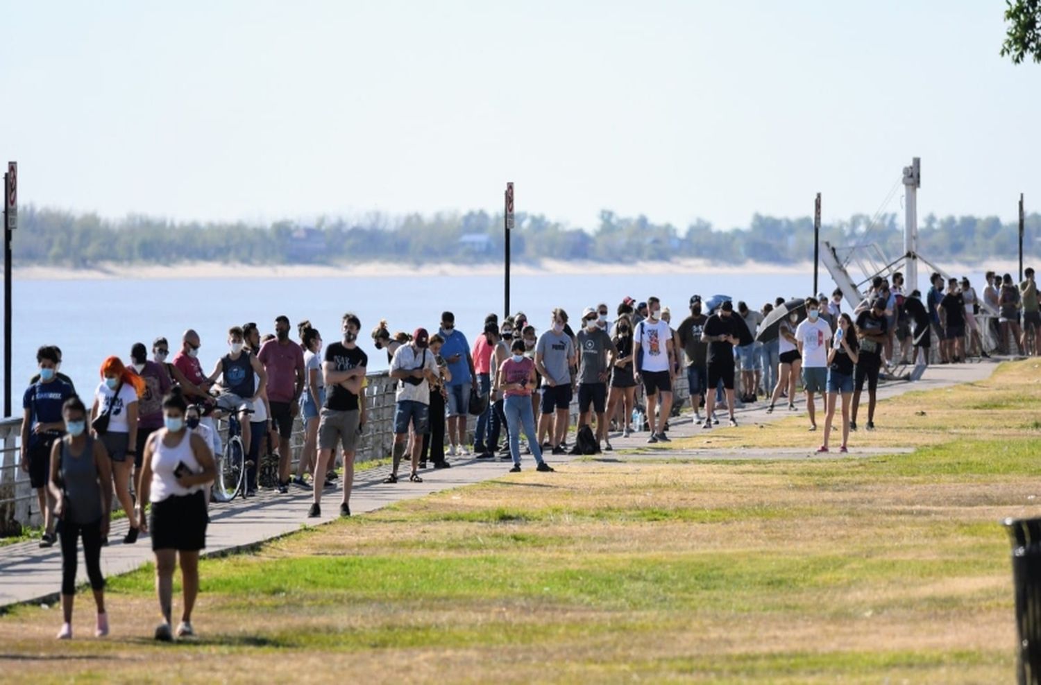 Pese al calor, en el Galpón 11 hay hasta seis cuadras de cola para hisoparse