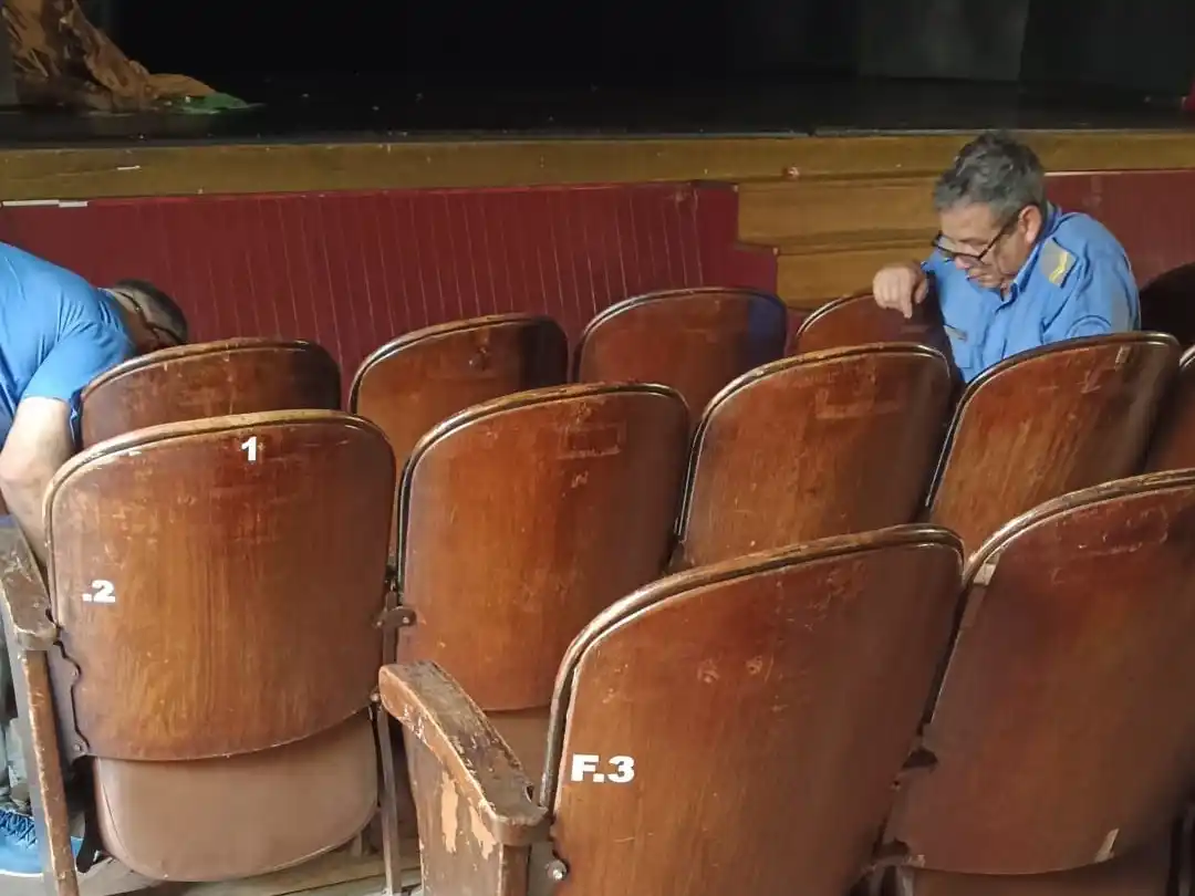 Los trabajos dieron comienzo este viernes con la desinstalación de butacas.