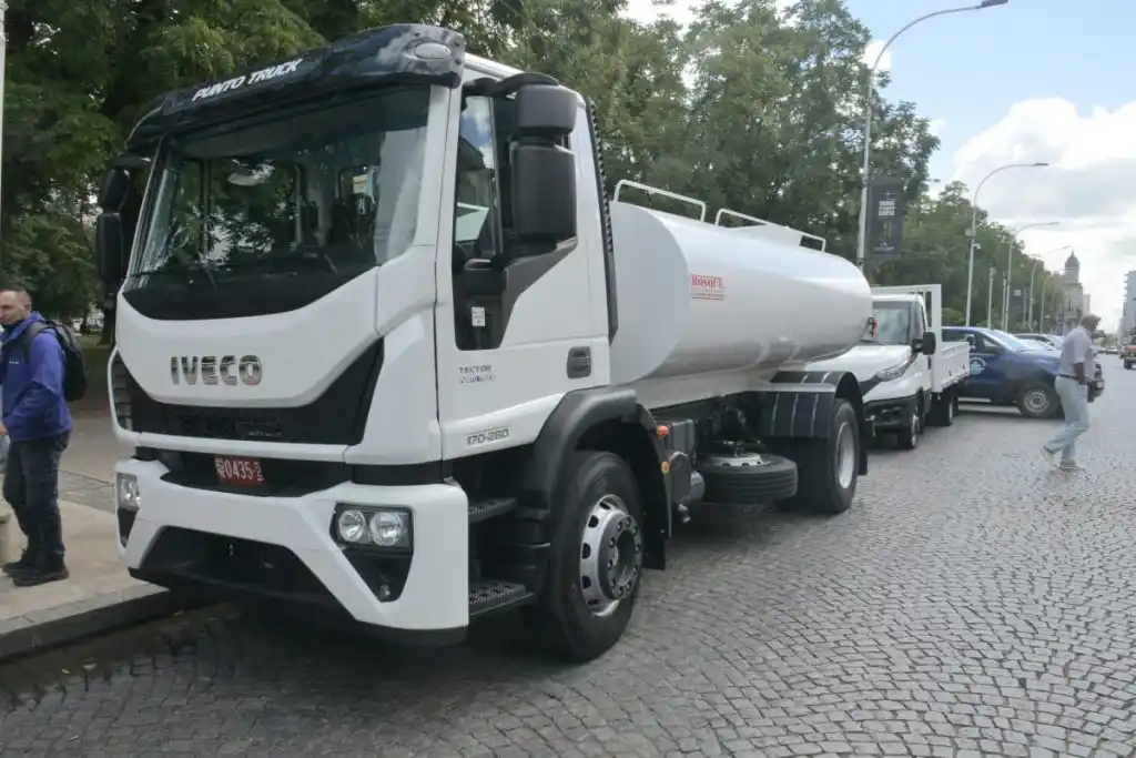 El Municipio presentó dos nuevos vehículos para la Dirección de Obras Sanitarias 