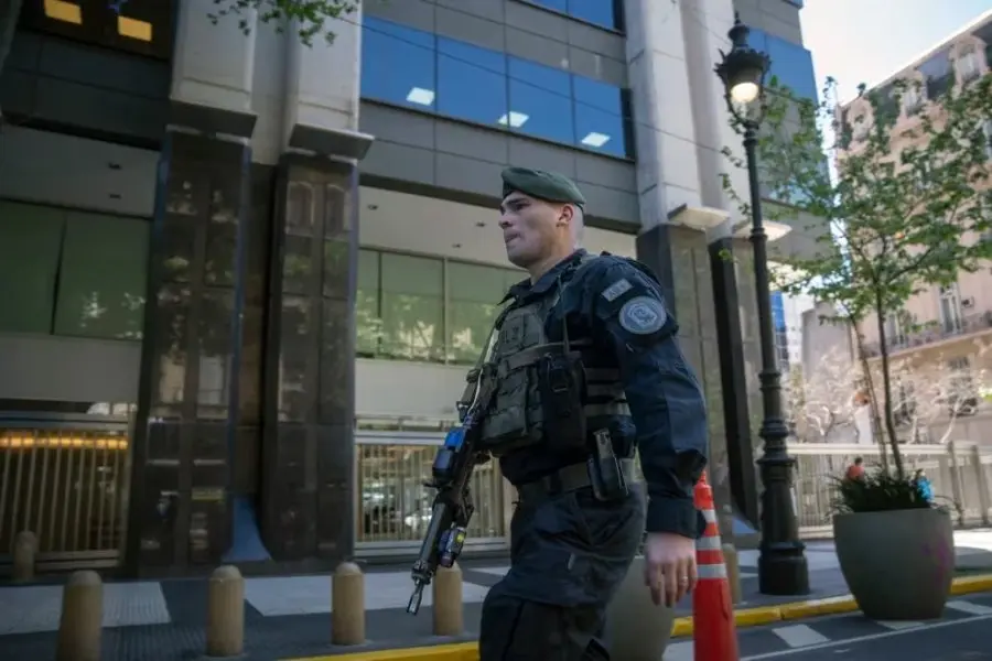 Alerta: con documentación presuntamente falsa, detuvieron a un iraquí frente a la Embajada de Israel