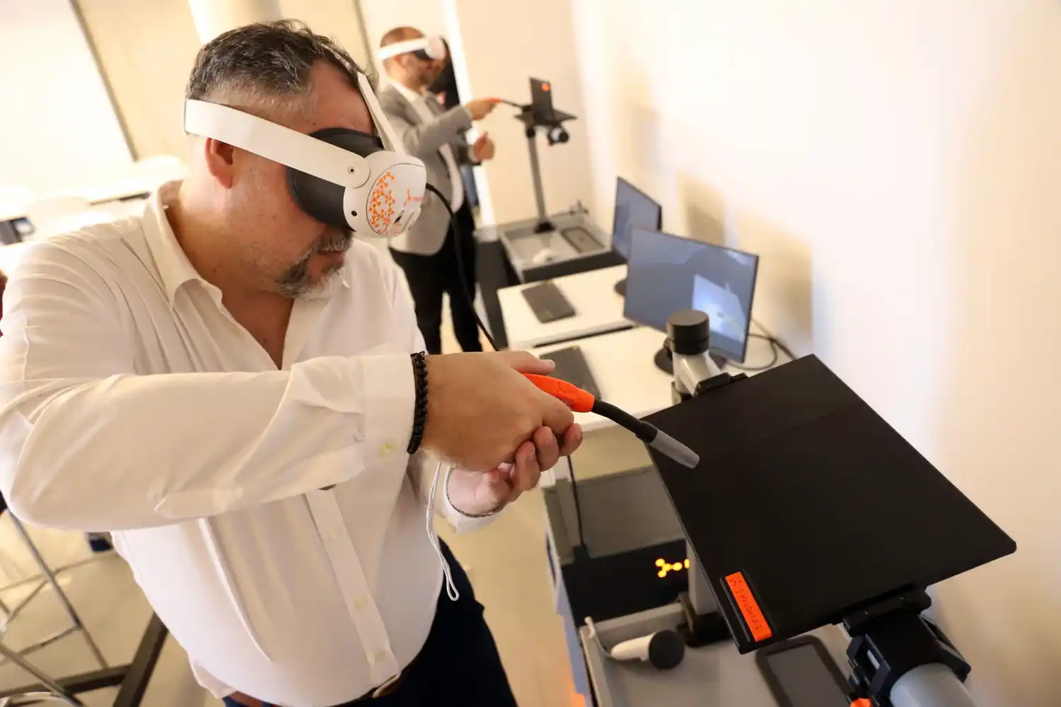 Cristian García Bauza, utilizando uno de los simuladores de soldadura instalados en el Instituto Vaca Muerta. Foto cortesía de MediaLab