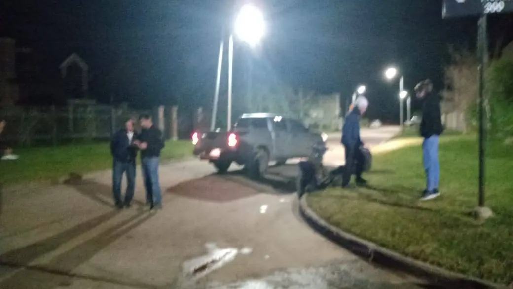 Sin carnet chocó una camioneta, culminó lesionado y en el hospital 