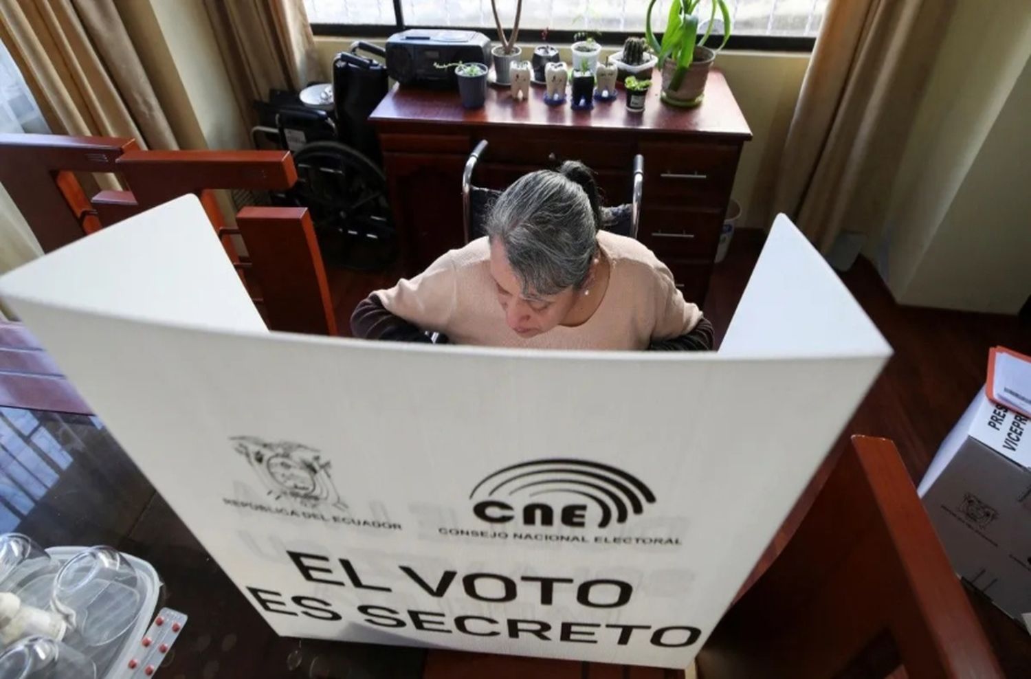 Elecciones en Ecuador: pese a que ganó la candidata de Correa, habrá balotaje