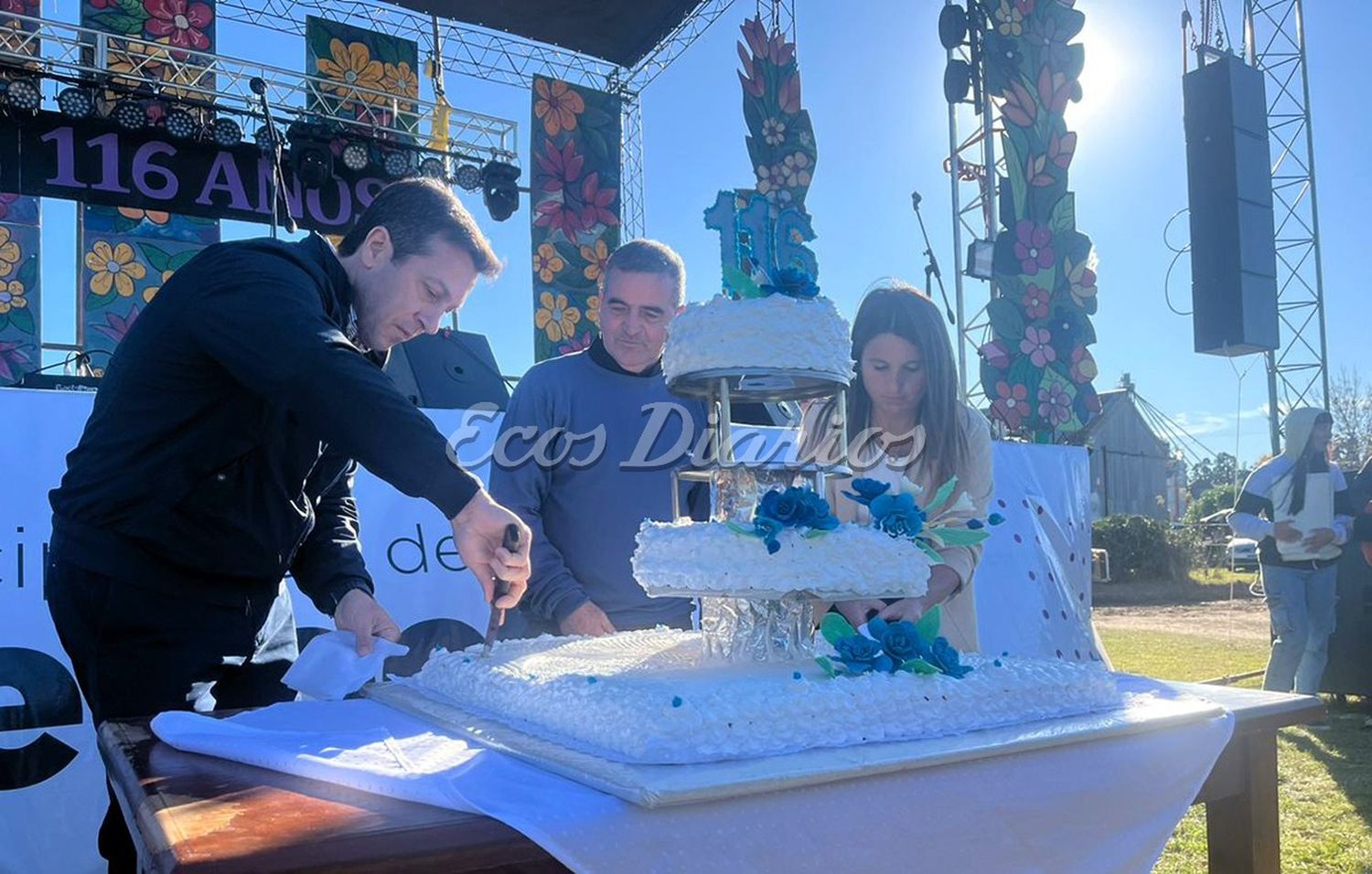El jefe comunal. Arturo Rojas encabezó el corte tradicional de la torta