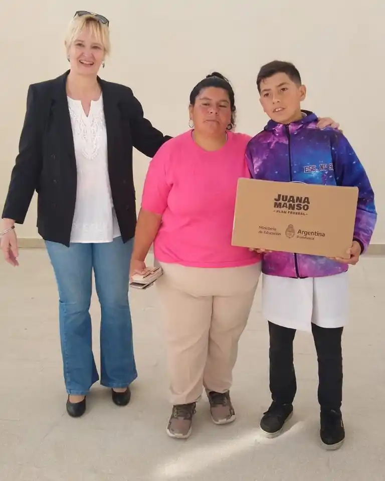 Se entregaron netbooks en Enrique Carbó