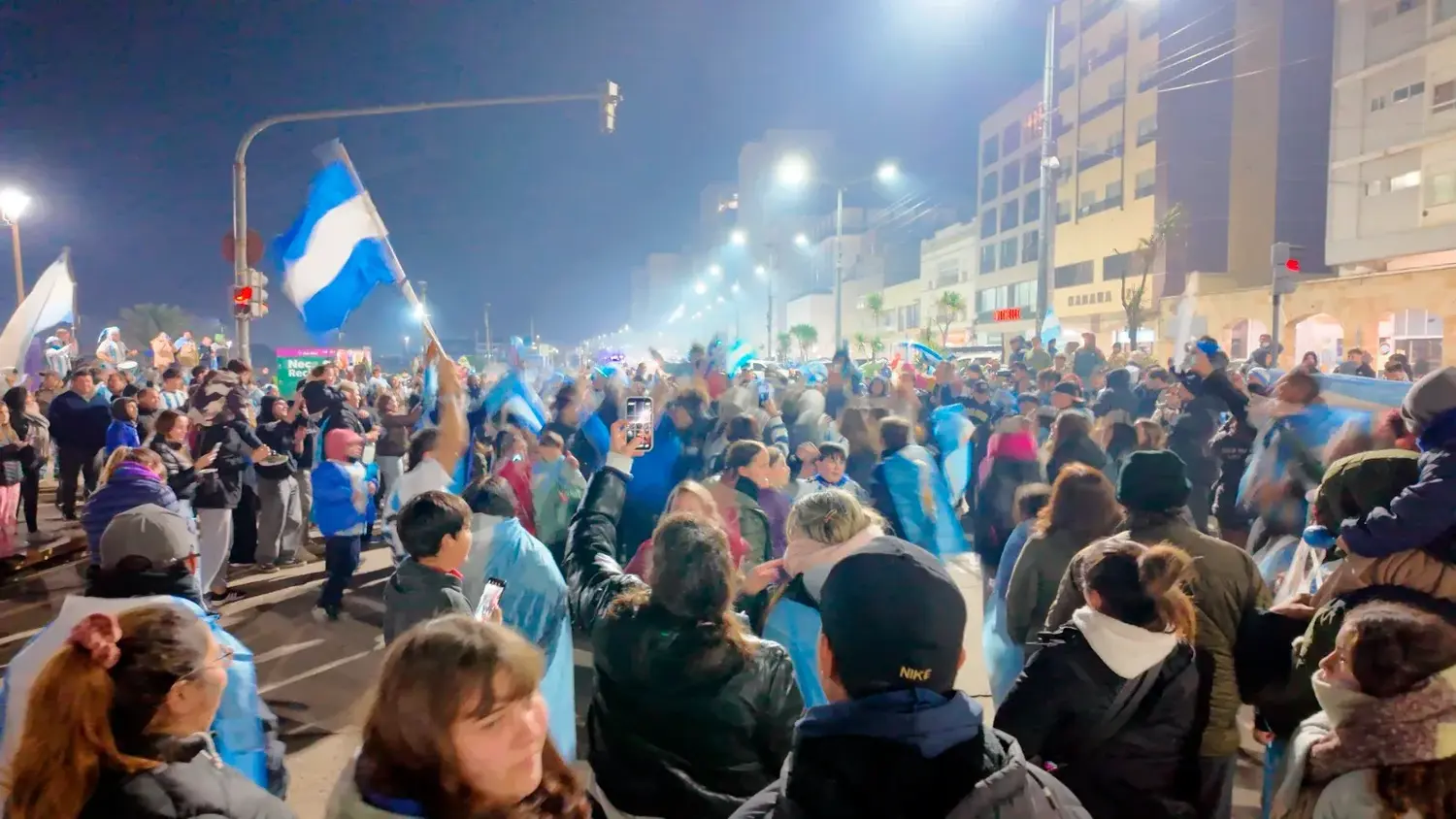 La Rambla se llenó de celeste y blanco para festejar el triunfo ante Cabo Verde