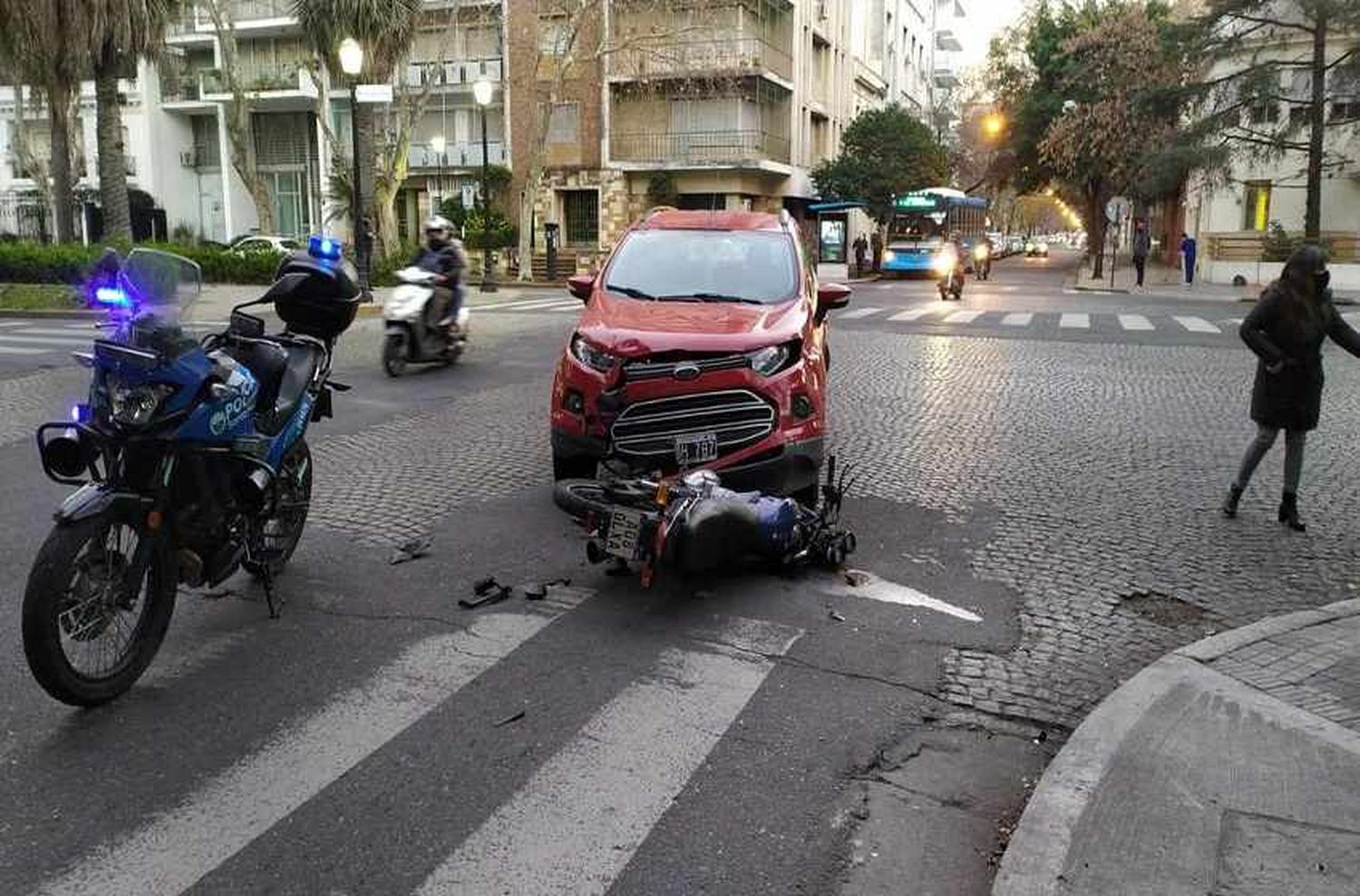 Mañana accidentada: chocaron un auto y una moto en San Lorenzo y Oroño