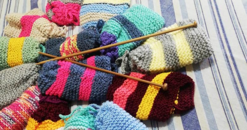 Lomas de Zamora: Tiene 90 años y ya donó 2 mil gorros de lana para los más necesitados