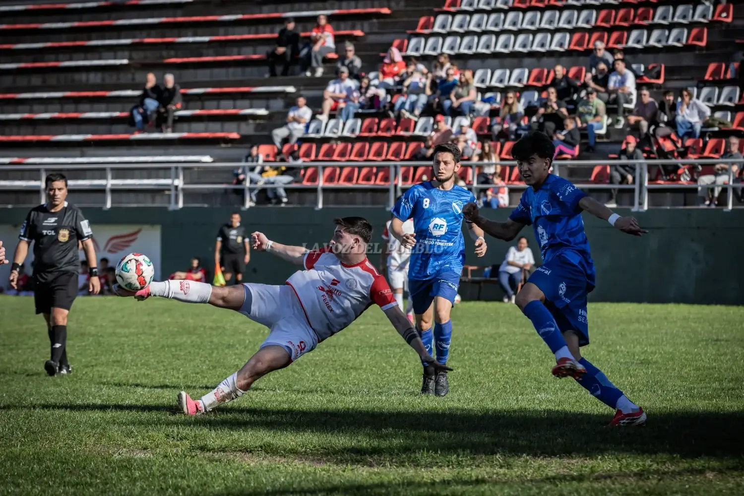 Zubillaga, autor del primer gol, define elevado ante la marca de Curruinca, mira detrás Prieto. Huracán ganó y es uno de los líderes (Fotos: Ale Zygal)
