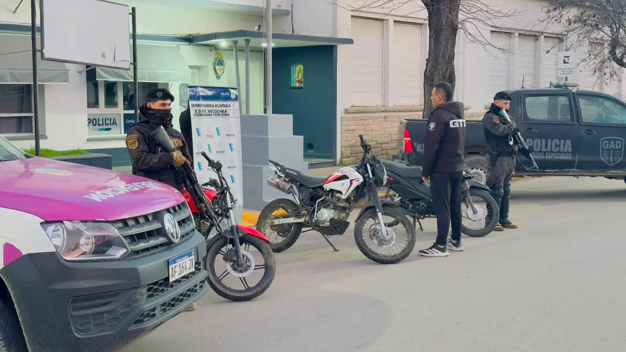 Allanamiento en Quequén: secuestraron tres motos tras una investigación por picadas y maniobras peligrosas