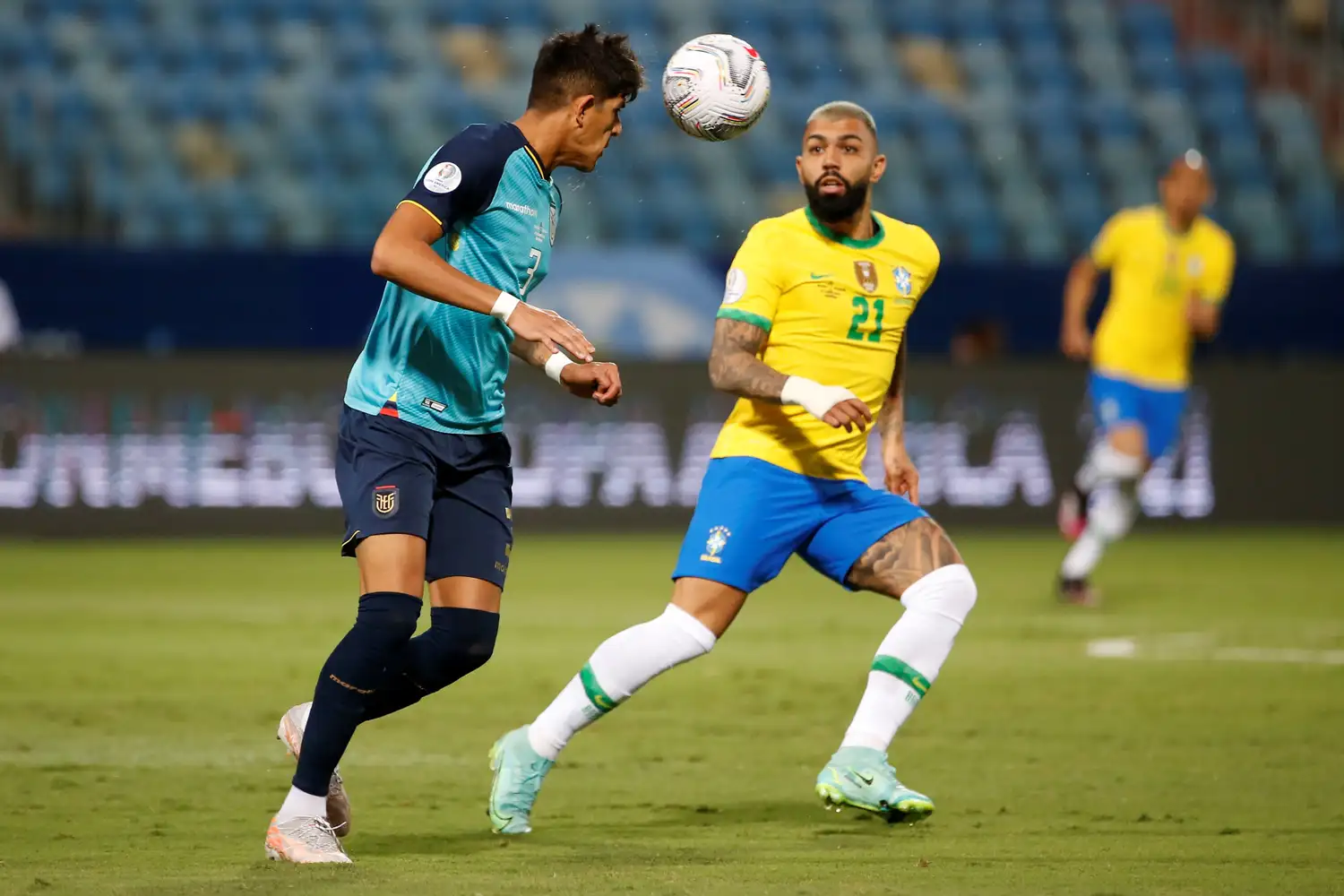 Hincapié juega de cabeza ante la presencia de Gabriel Barbosa.