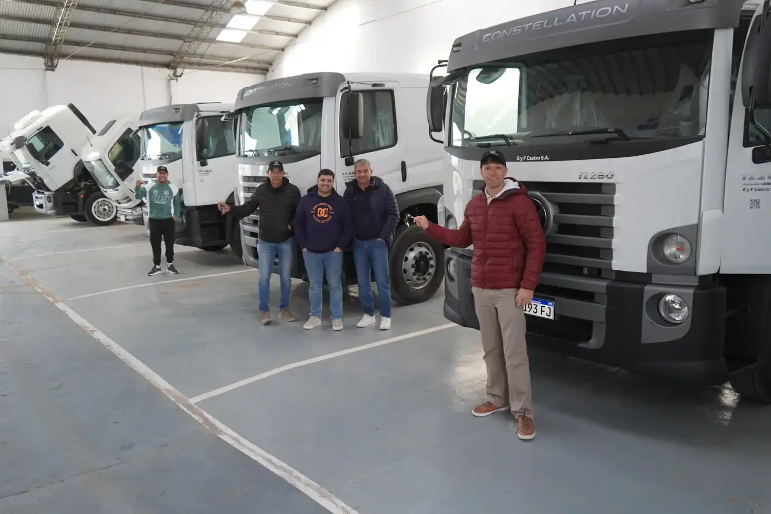 Acompañamos a Castro Camiones en la entrega de tres camiones 0 km para una firma de Dorrego